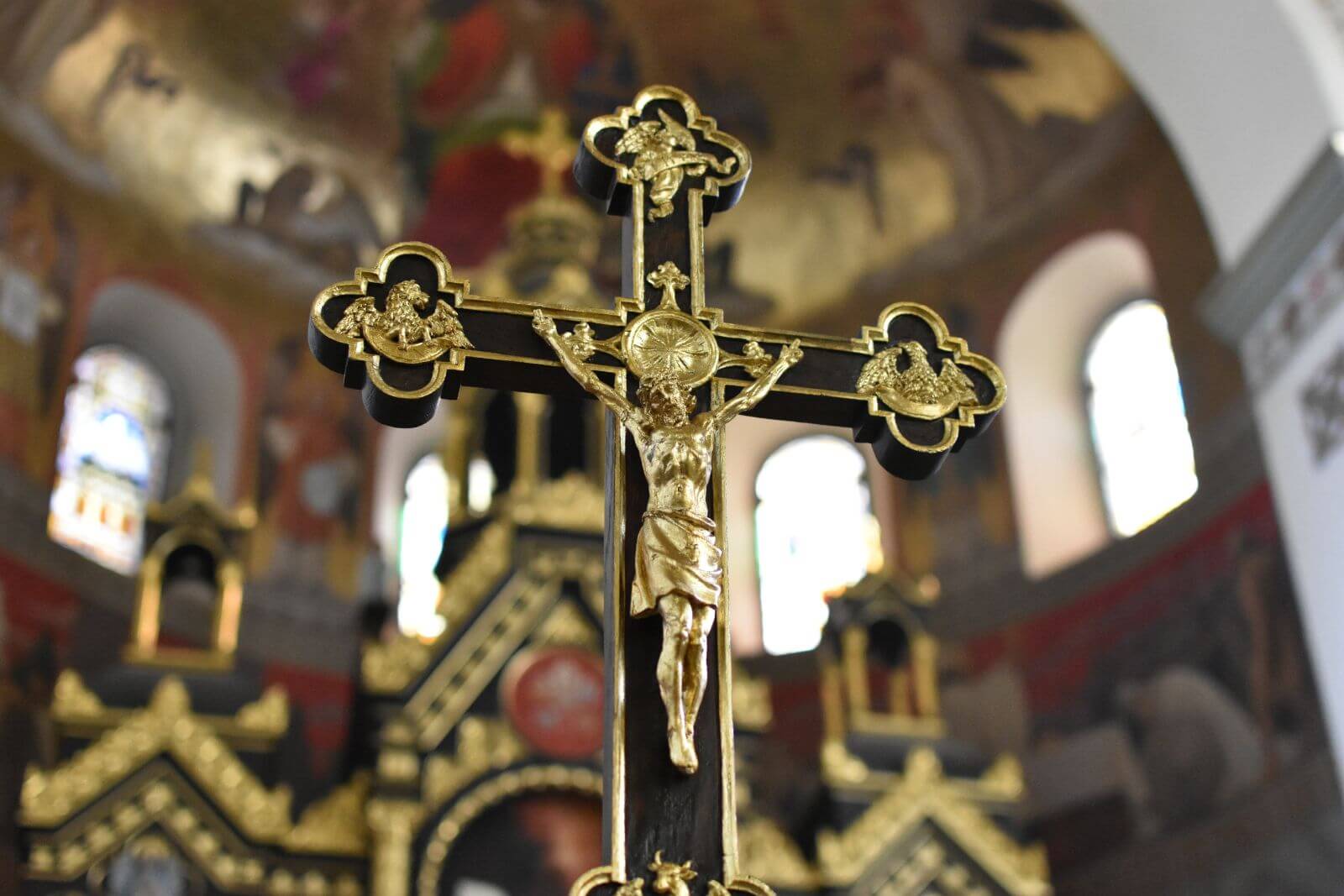 gold-and-black-crucifix-161281